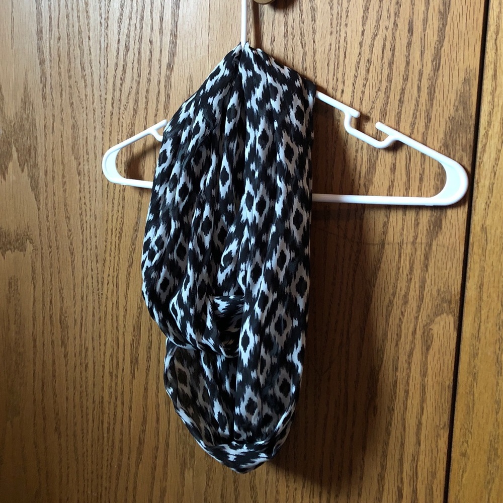 Black and white scarf